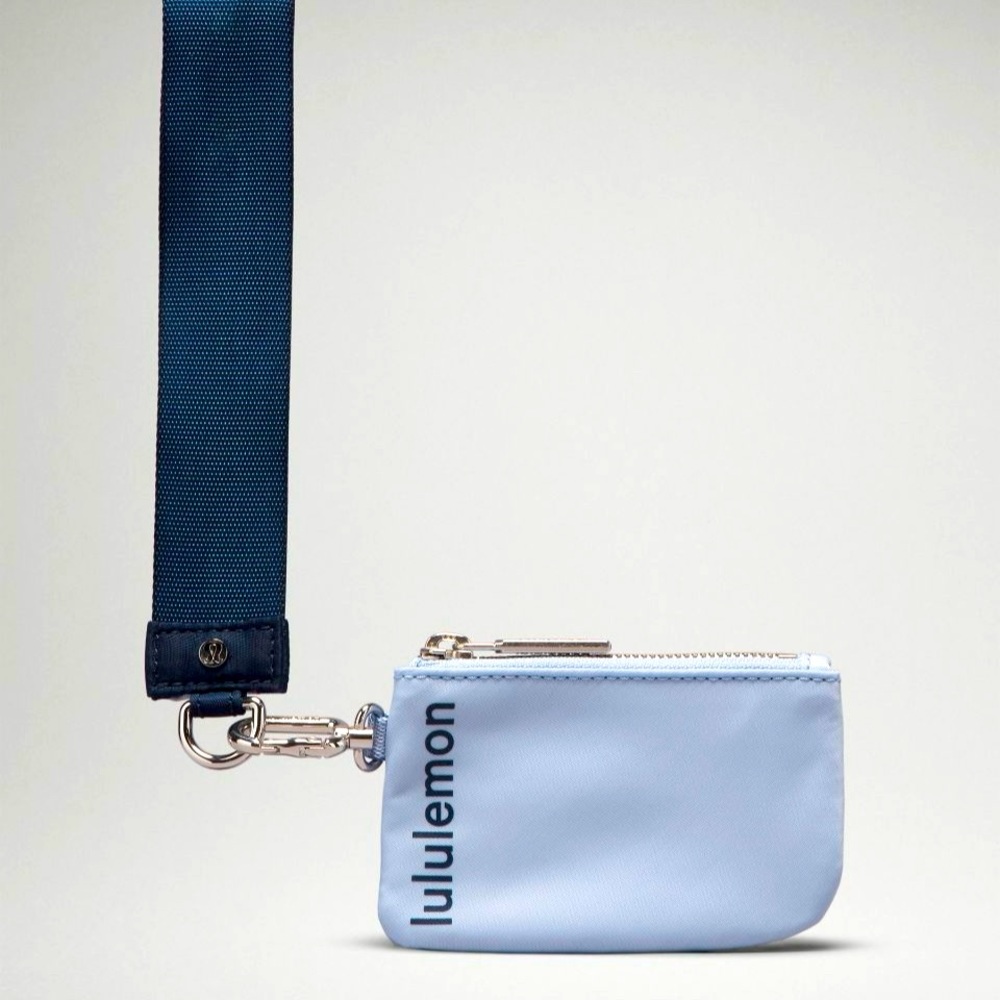 LULULEMON DUALPOUCH WRISTLET IN BLUE LINEN/TRUE NAVY COMBO - Picture 2 of 7